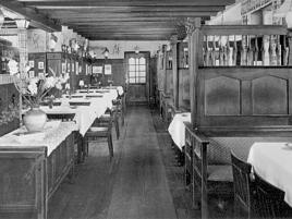 Jrgen Dirksen dort, wo er sich am wohlsten fhlt: im Gastraum seines Restaurants 